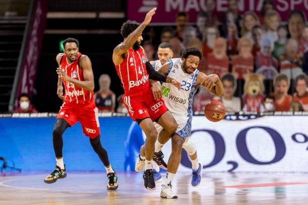 伊萨克与沃 伊萨克与沃